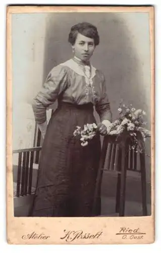 Fotografie K. Posselt, Ried, Junge Frau mit Blumenstrauss