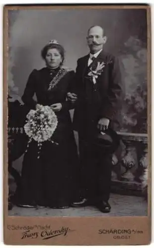 Fotografie Franz Odersky, Schärding am Inn, Elegantes Paar mit Blumenstrauss