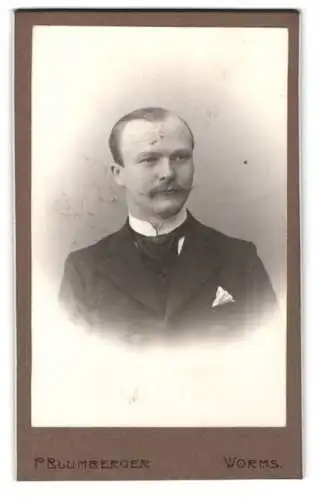 Fotografie P. Blumberger, Worms, Kaiser Wilhelm-Str. 7, Portrait eines eleganten Herrn