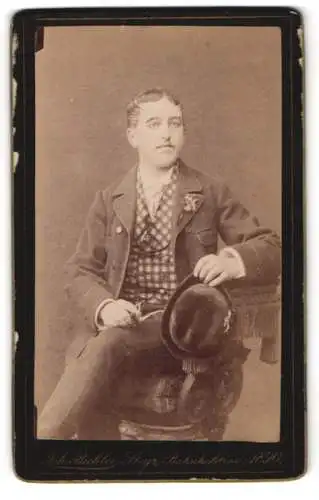 Fotografie Joh. Bichler, Steyr, Bahnhofstrasse, Porträt eines eleganten Herrn 1890