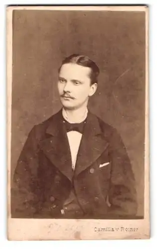 Fotografie Camilla v. Reiner, Wien, Lilienbrunngasse 19, Porträt eines Mannes mit Schnurrbart