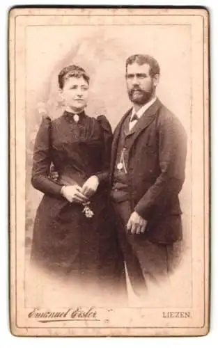 Fotografie Emanuel Eisler, Liezen, Würdevolles Paar in eleganter Kleidung