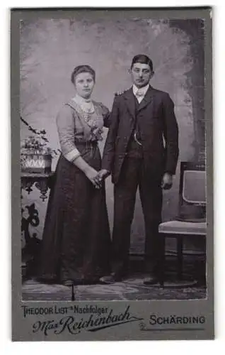 Fotografie Max Reichenbach, Schärding, Bahnhofstrasse 183, Elegantes Paar posiert im Atelier