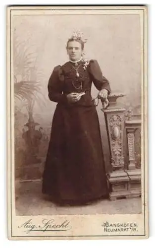 Fotografie August Specht, Gangkofen, Frau im eleganten Kleid mit Blumenschmuck