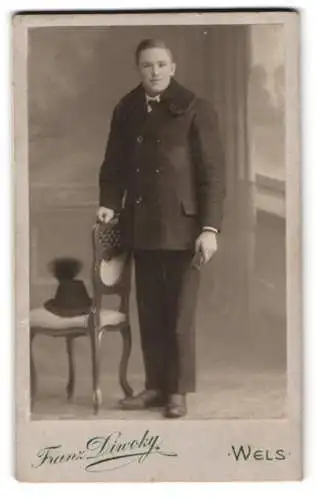 Fotografie Franz Diwoky, Wels, Stelzhamerstrasse 11, Eleganter Herr im Mantel