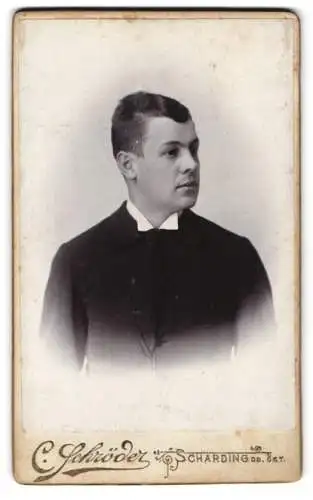 Fotografie C. Schröder, Schärding, Linzer-Strasse, Porträt eines jungen Mannes