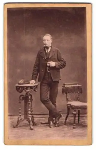 Fotografie Theodor List, Schärding, Schlossstrasse 5, Eleganter Herr mit Zigarette