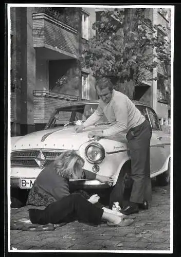 Fotografie Auto Borgward, Paar putzt penibel das Coupe mit Kennzeichen Berlin