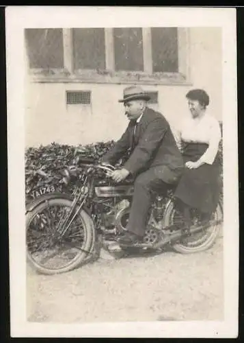 Fotografie Motorrad Douglas CW 349, betagtes Paar auf Krad neben einem Schrotthaufen