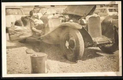 Fotografie Auto AC Roadster Rennwagen, Mann werkelt am PKW in Silverstone