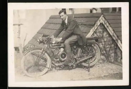 Fotografie Motorrad Douglas CW 349, eleganter Herr im Anzug auf Krad sitzend