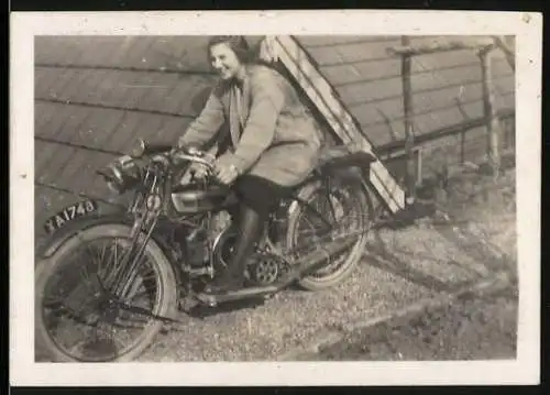 Fotografie Motorrad Douglas CW 349, hübsche junge Frau auf Krad sitzend