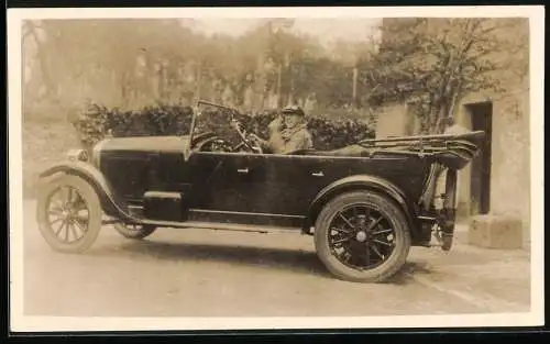 Fotografie Auto Essex Cabrio, Fahrer mit Haube und Schutzbrille im Cabriolet sitzend