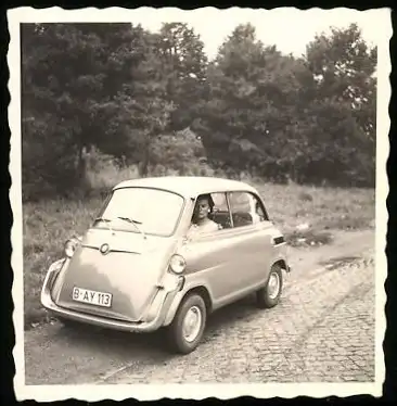 Fotografie Auto BMW 600, PKW nach dem Vorbild der Isetta mit Kennzeichen Berlin