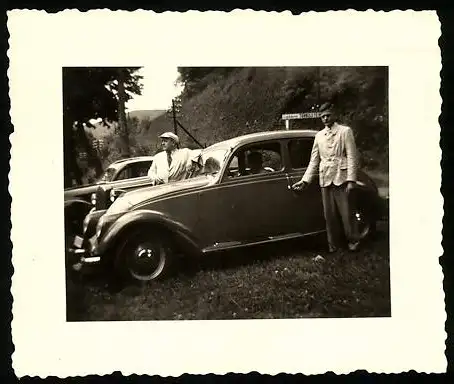 Fotografie Auto Fiat 1500, Bursche steigt in Limousine