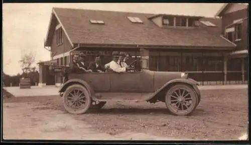 Fotografie Auto Dodge, Herrengesellschaft während einer Ausfahrt im PKW