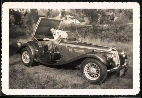 Fotografie Auto MG Roadster Cabrio, Fahrer klappt das Verdeck ein