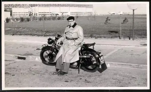 Fotografie Motorrad NSU, Kradfahrer neben einem Flughafen stehend