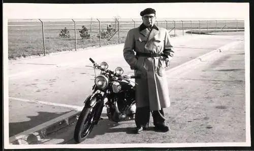 Fotografie Motorrad NSU, Kradfahrer neben einem Flughafen stehend