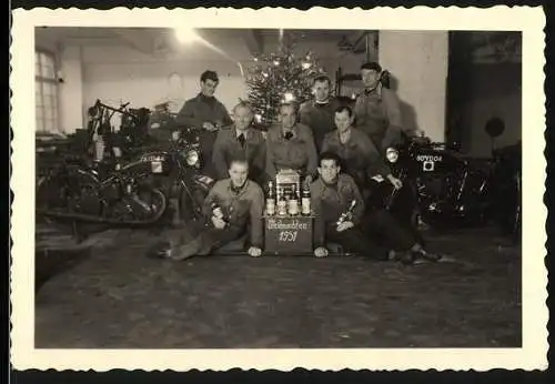 Fotografie Weihnachten 1951, Mechaniker einer Motorrad-Werkstatt feiern mit Instrument Bandonion