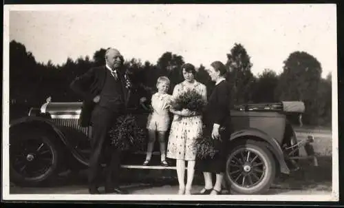Fotografie Auto Chrysler Cabriolet, Familie während einer Ausfahrt in Fallingbostel 1928