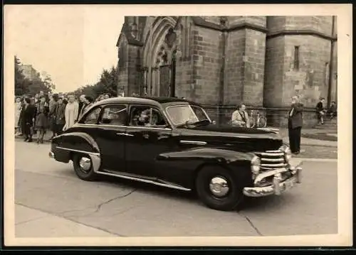 Fotografie Auto Opel Kapitän, Luxus-Limousine vor einer Kirche
