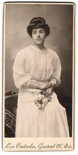 Fotografie Leo Onderka, Gmünd N. Öst., Frau mit Blumenstrauss