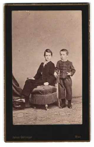 Fotografie Julius Gertinger, Wien, Margarethenstrasse 28, Zwei Jungen im Atelier