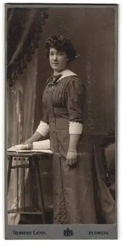 Fotografie Robert Lenk, Budweis, Parkstrasse 40, Porträt einer jungen Frau, 1909