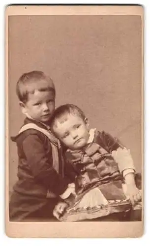 Fotografie Teich Hanfstaengl, Dresden, Zwei Kinder in inniger Umarmung