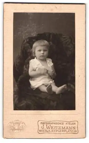 Fotografie J. Weitzmann, Wien, Keplerplatz 13, Porträt eines kleinen Kindes