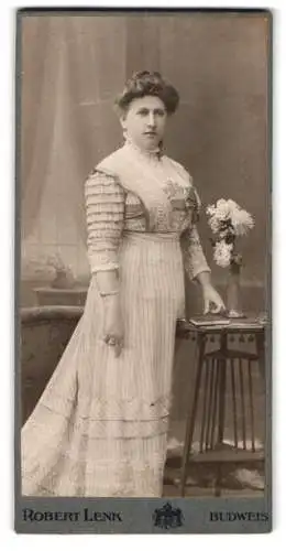 Fotografie Robert Lenk, Budweis, Parkstrasse 40, Frau in elegantem Kleid
