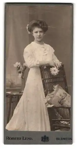 Fotografie Robert Lenk, Budweis, Parkstrasse 40, Junge Frau im langen Kleid mit Blumen