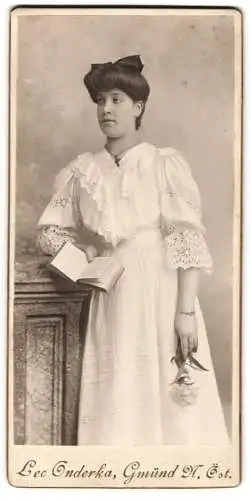 Fotografie Leo Onderka, Gmünd N. Öst., Junge Frau mit Buch und Blumen