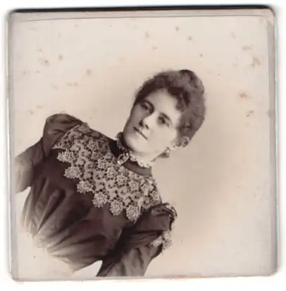 Fotografie Pokorny, Wien, I. Graben 17, Porträt einer Dame mit Spitzenapplikation
