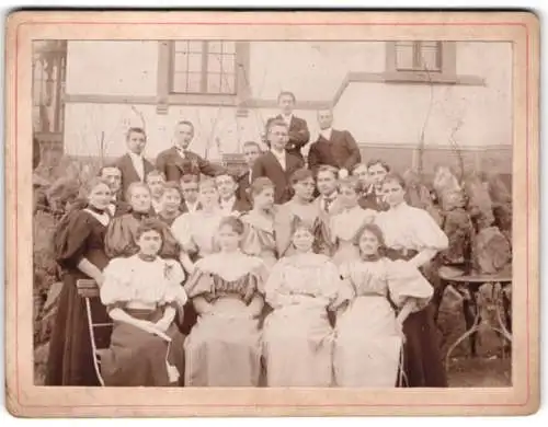 Fotografie unbekannter Fotograf und Ort, Gruppenportrait mit elegant gekleideten Personen, 1896