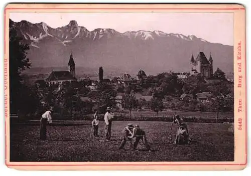 Fotografie Diezel & Langer, Wien, Ansicht Thun, Landschaft mit Burg und Kirche, Bauern bei der Feldarbeit, Rangeln