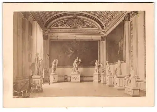 Fotografie unbekannter Fotograf, Ansicht Florenz, Innenansicht eines Museumsraums mit Skulpturen, Uffizien Museum