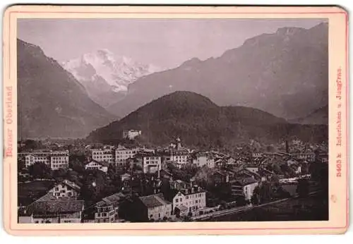 Fotografie Diezel & Langer, Wien, Ansicht Interlaken, Blick auf die Stadt mit Jungfau Gletscher