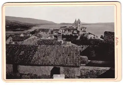 Fotografie Diezel & Langer, Wien, Ansicht Arbe, Blick über Dächer und Küstenlandschaft