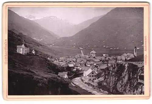 Fotografie Diezel & Langer, Wien, Ansicht Andermatt, Gotthardbahn, beeindruckende Landschaftsansicht
