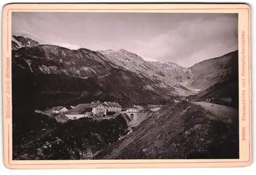 Fotografie Diezel & Langer, Wien, Ansicht Trafoi, Stilfser Joch-Strasse, Berglandschaft mit Gebäuden