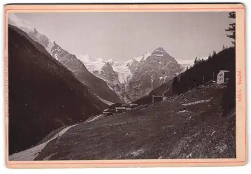 Fotografie unbekannter Fotograf, Ansicht Trafoi, Teilansicht des Ortes mit Alpenpanorama