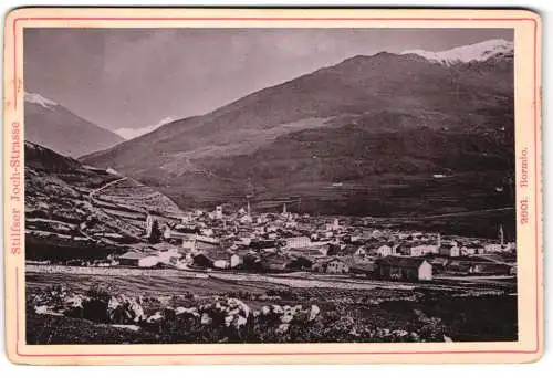 Fotografie Diezel & Langer, Wien, Ansicht Bormio, Panorama der Stadt und umgebender Berglandschaft