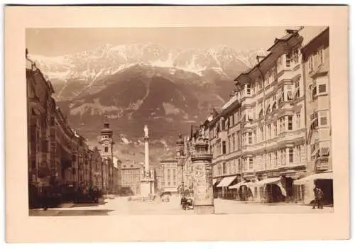 Fotografie unbekannter Fotograf, Ansicht Innsbruck, Maria-Theresien-Strasse, Litfasssäule, Bergpanorama