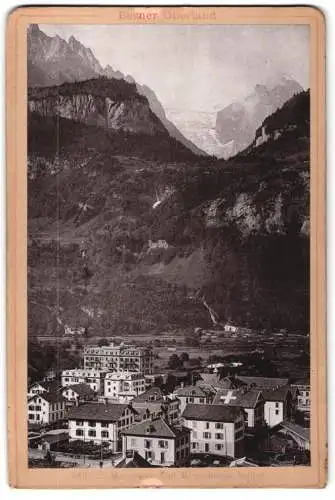 Fotografie Diezel & Langer, Wien, Ansicht Meiringen, Ortspartie mit malerischer Berglandschaft