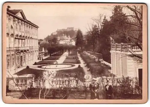 Fotografie unbekannter Fotograf, Ansicht Salzburg, elegante Gartenansicht mit Personen, Blick nach Hohensalzburg
