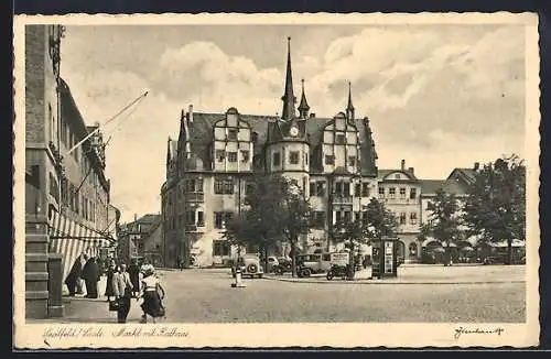 AK Saalfeld / Saale, Passanten am Markt vor dem Rathaus