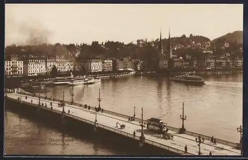 AK Luzern, Seebrücke mit Strassenbahn und der Hofkirche