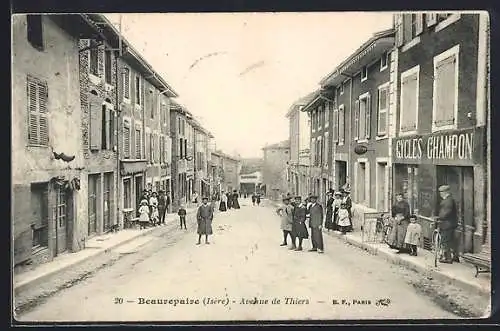 AK Beaurepaire, Avenue de Thiers, Strassenleben mit Geschäften